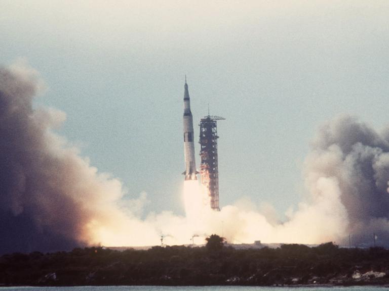 Der Start der Saturn V- Rakete mit der Raumfähre Apollo 11 am 16. Juli 1969 in Cape Kernnedy/USA.