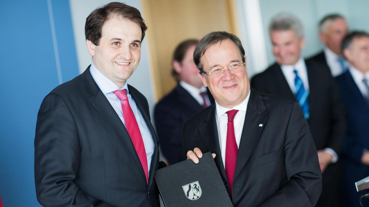 Nathanael Liminski (l), Staatssekretär und Chef der Staatskanzlei, bekommt in der Staatskanzlei in Düsseldorf (Nordrhein-Westfalen) seine Ernennungsurkunde aus den Händen von Ministerpräsident Armin Laschet (CDU). Nathanael Liminski (l), Staatssekretär und Chef der Staatskanzlei, bekommt in der Staatskanzlei in Düsseldorf (Nordrhein-Westfalen) seine Ernennungsurkunde aus den Händen von Ministerpräsident Armin Laschet (CDU).