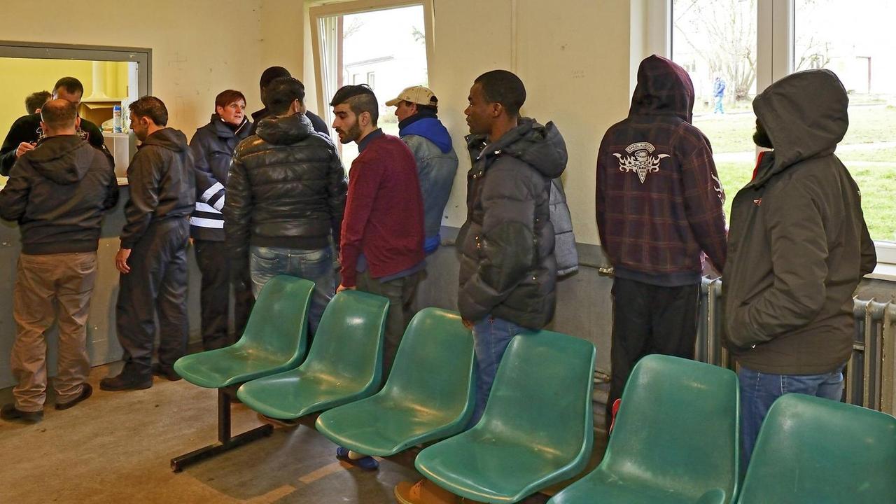Eine Schlange von Flüchtlingen in einer Unterbringungseinrichtung in Hemmer, NRW. Eine Schlange von Flüchtlingen in einer Unterbringungseinrichtung in Hemmer, NRW.