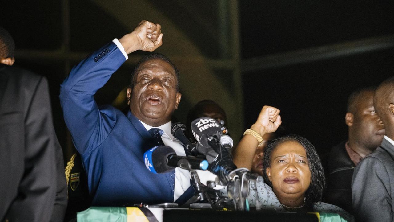 In Simbabwe fürchten viele, dass der neue Präsident Mnangagwa ähnlich hart gegen Medien vorgeht wie sein Vorgänger Mugabe. In Simbabwe fürchten viele, dass der neue Präsident Mnangagwa ähnlich hart gegen Medien vorgeht wie sein Vorgänger Mugabe.