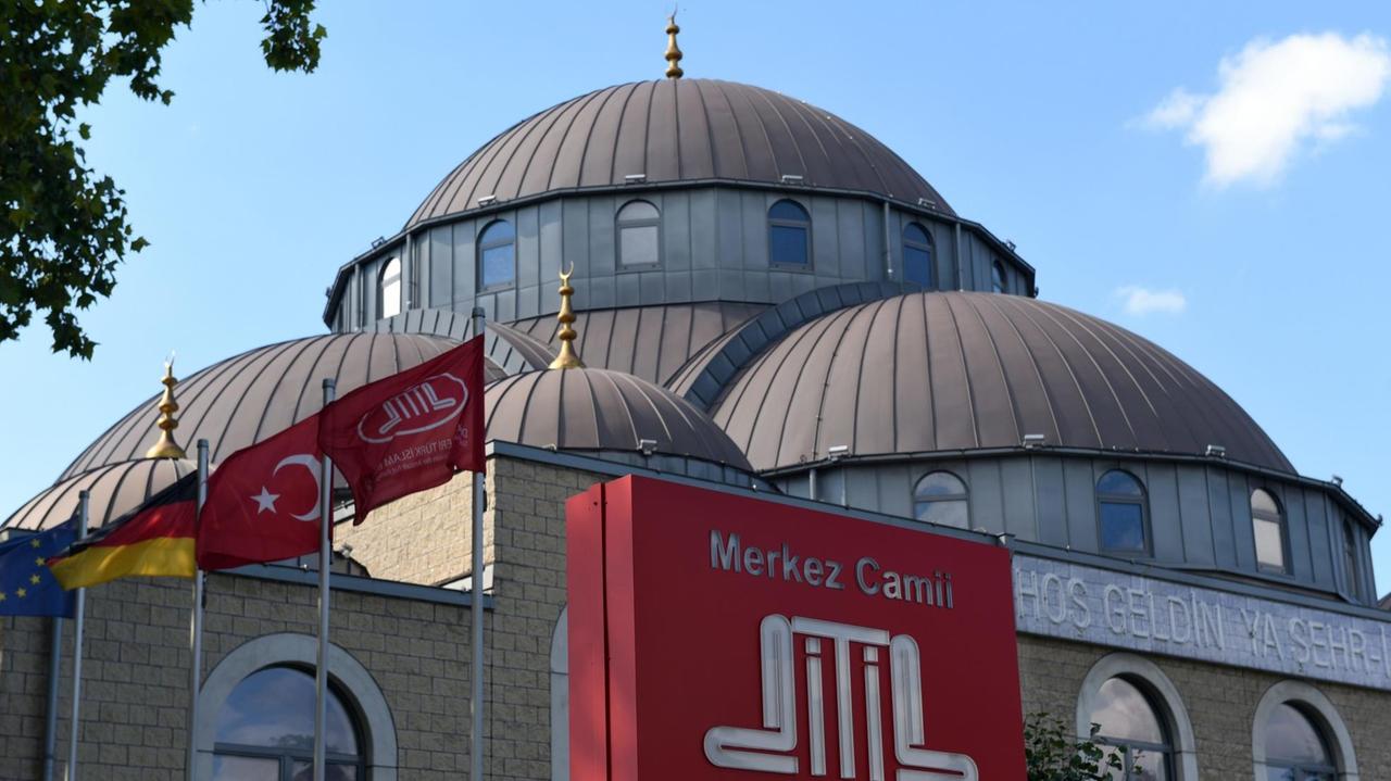 Die DITIB Markez Camii-Moschee, eine Gebetsstätte der Türkisch-Islamischen Union der Anstalt für Religion, in Duisburg (Nordrhein-Westfalen) im Stadtteil Marxloh