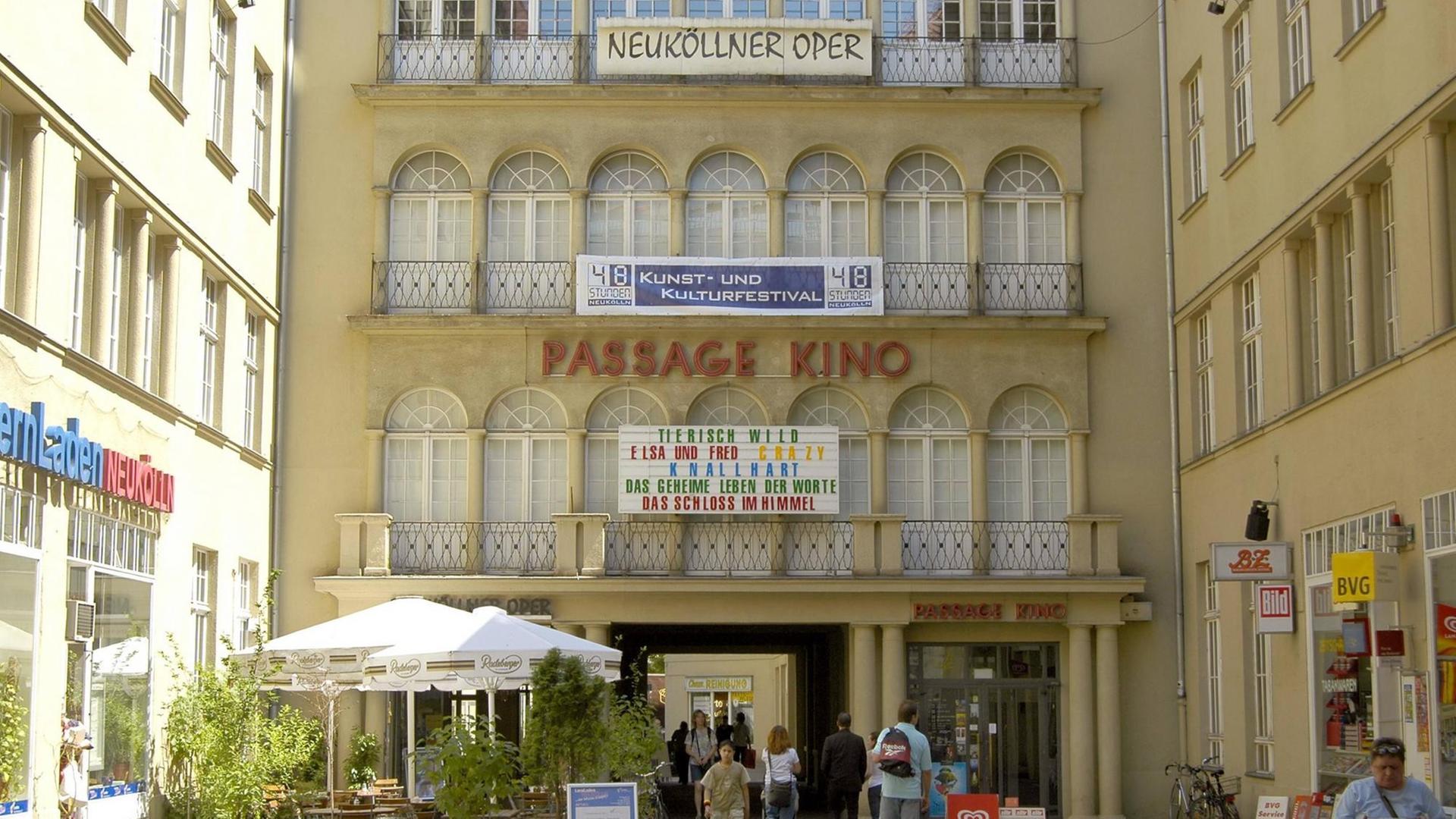 Blick auf das Passage Kino mit Neuköllner Oper in der Karl-Marx-Straße in Berlin Neukölln Blick auf das Passage Kino mit Neuköllner Oper in der Karl-Marx-Straße in Berlin Neukölln