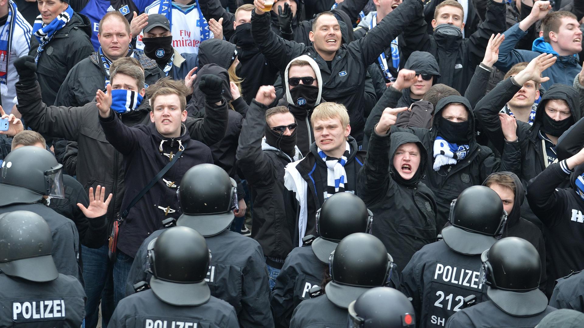 Die Polizei versucht am 01.03.2014 am Weserstadion in Bremen Fans des Hamburger SV daran zu hindern, zu den Fans von Werder Bremen zu gelangen. Die Polizei versucht am 01.03.2014 am Weserstadion in Bremen Fans des Hamburger SV daran zu hindern, zu den Fans von Werder Bremen zu gelangen.