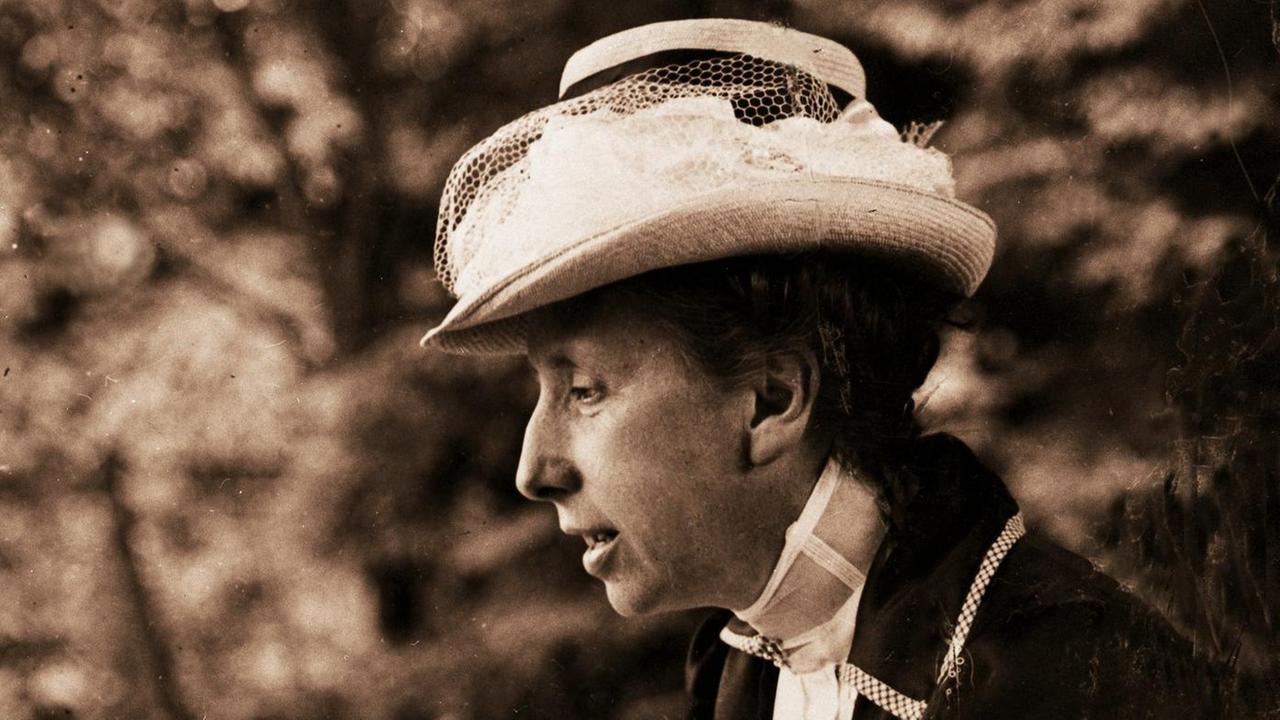 Historische Aufnahme zeigt die deutsche Schriftstellerin und Pazifistin Annette Kolb im seitlichen Profil mit Hut um das Jahr 1915. Historische Aufnahme zeigt die deutsche Schriftstellerin und Pazifistin Annette Kolb im seitlichen Profil mit Hut um das Jahr 1915.