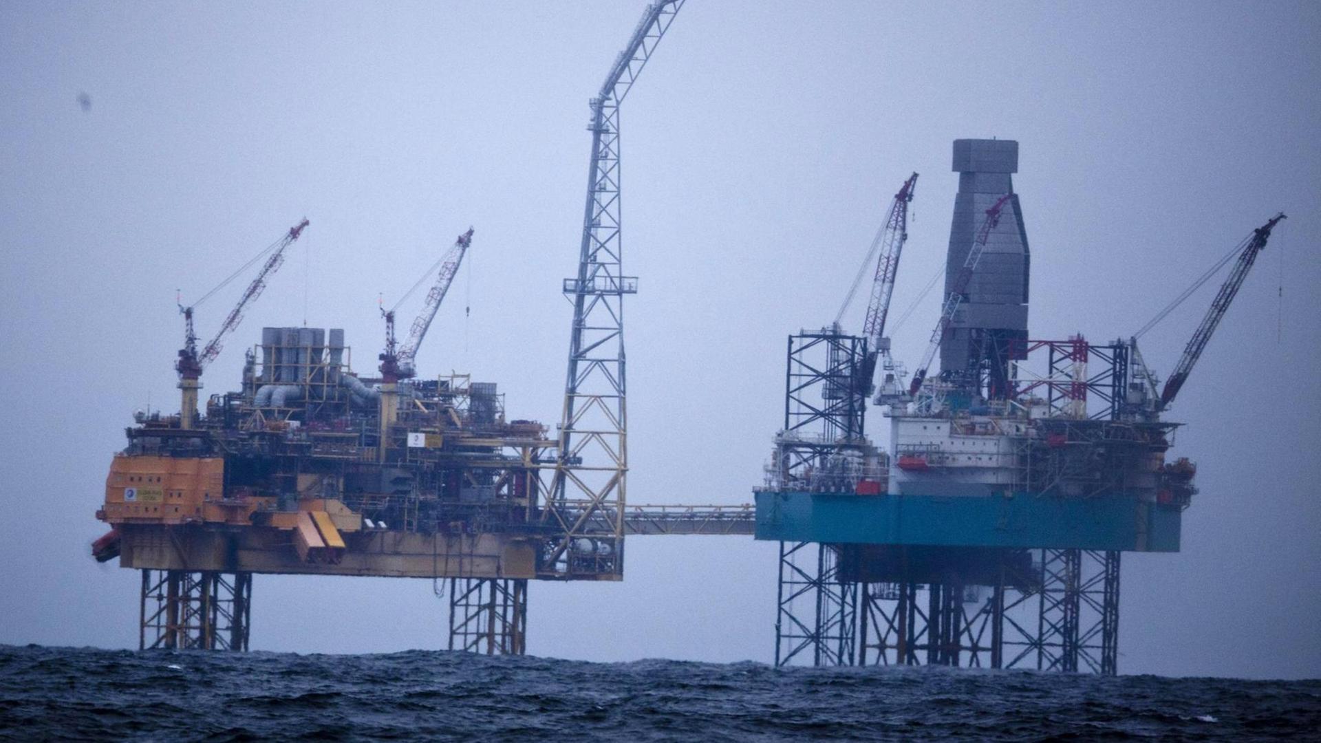 Erdgas-Plattform Elgin (Total) in der Nordsee vor der schottischen Küste. Erdgas-Plattform Elgin (Total) in der Nordsee vor der schottischen Küste.