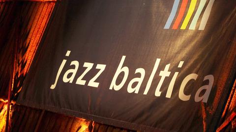 Ein Banner mit der Aufschrift "jazz baltica" hängt am Freitag (29.06.2012) in Niendorf beim Jazz Baltica Festival an einer Wand.