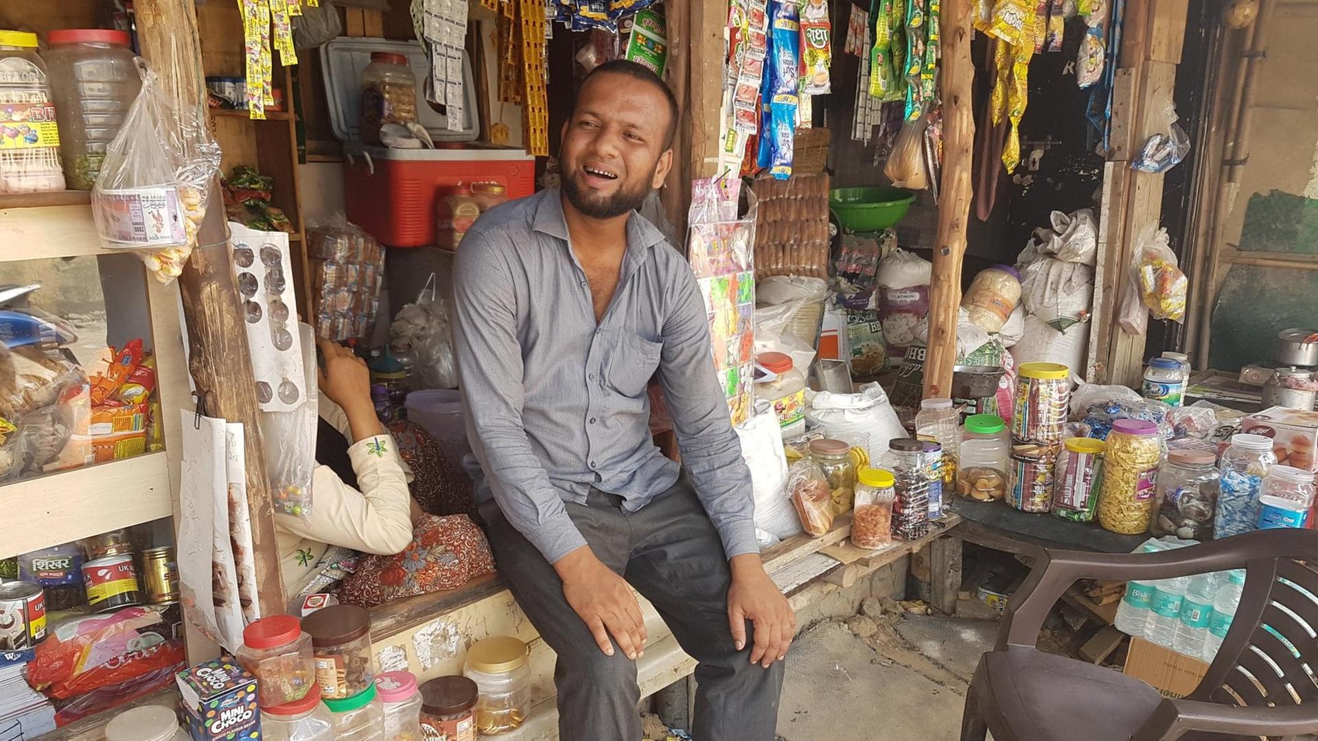 Mohammad Salimullah sitzt am 11.09.2017 vor seinem Geschäft im Rohingya-Flüchtlingslager "Darul Hijrat" am Rande von Neu Delhi (Indien). Mohammad Salimullah sitzt am 11.09.2017 vor seinem Geschäft im Rohingya-Flüchtlingslager "Darul Hijrat" am Rande von Neu Delhi (Indien).