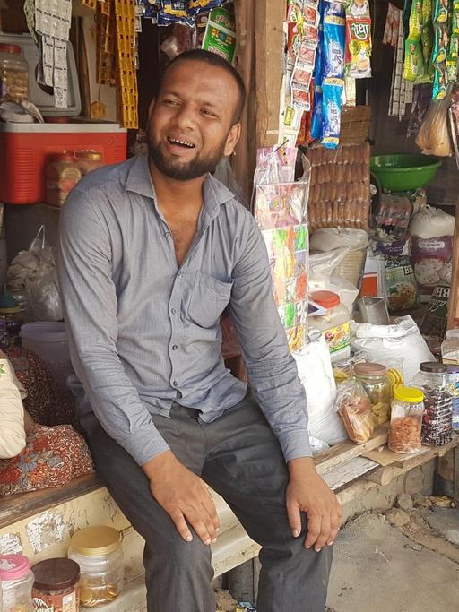 Mohammad Salimullah sitzt am 11.09.2017 vor seinem Geschäft im Rohingya-Flüchtlingslager "Darul Hijrat" am Rande von Neu Delhi (Indien).