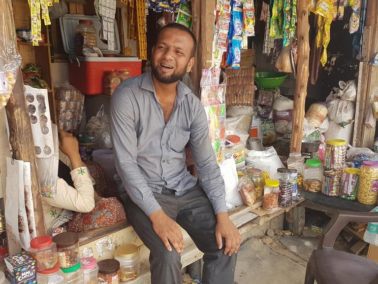Mohammad Salimullah sitzt am 11.09.2017 vor seinem Geschäft im Rohingya-Flüchtlingslager "Darul Hijrat" am Rande von Neu Delhi (Indien).