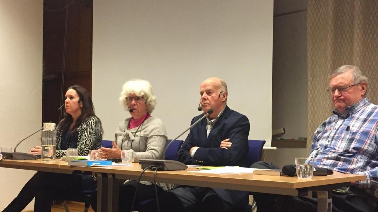 Diskussionen zum NATO-Beitritt, von links: Anna Ek, die Vorsitzende der Friedensbewegung in Schweden, dann die ehemalige schwedische Abgeordnete Maj-Britt Theorin, Jurist Lars-Gunnar Liljestrand und Moderator Gunnar Lassinantti Diskussionen zum NATO-Beitritt, von links: Anna Ek, die Vorsitzende der Friedensbewegung in Schweden, dann die ehemalige schwedische Abgeordnete Maj-Britt Theorin, Jurist Lars-Gunnar Liljestrand und Moderator Gunnar Lassinantti