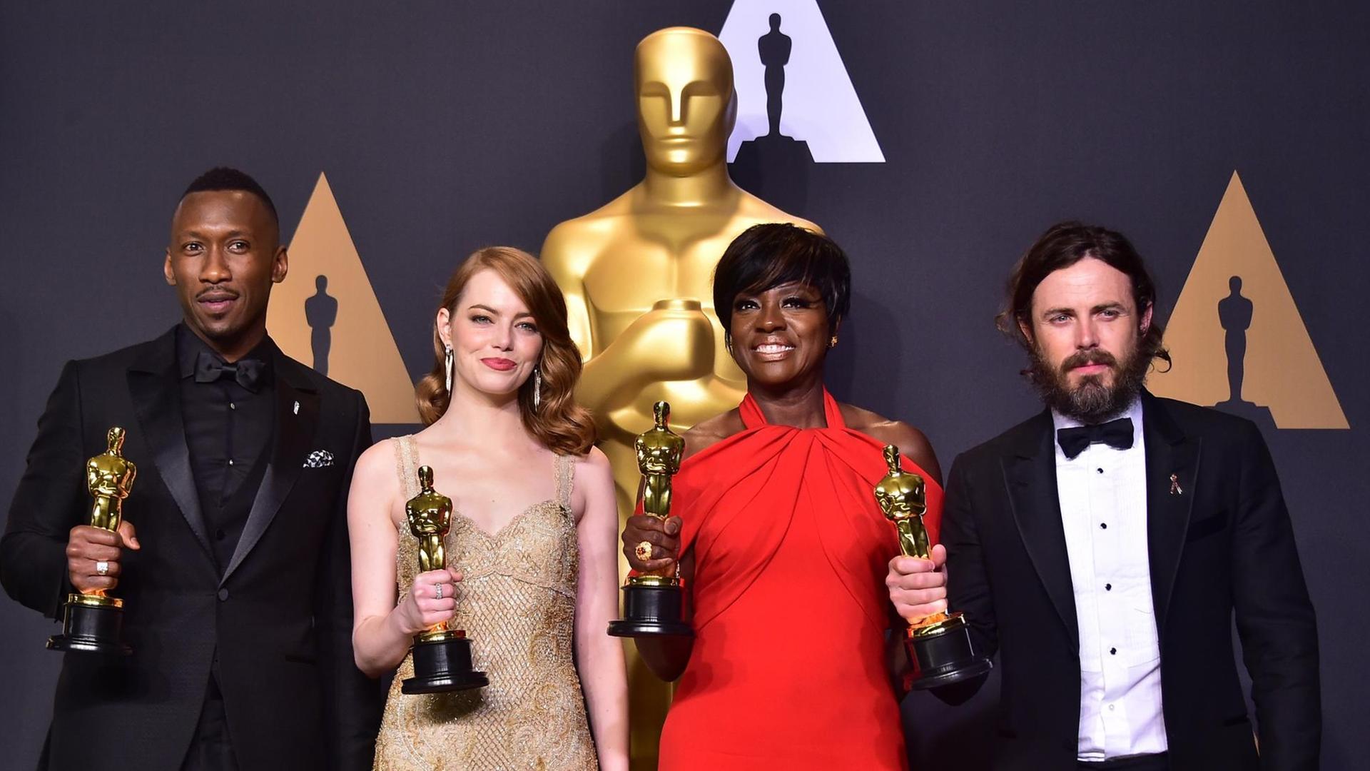 Die Gewinner in den Kategorien beste Haupt- und Nebendarsteller: Mahershala Ali, Emma Stone, Viola Davis und Casey Affleck (v.l.n.r.) Die Gewinner in den Kategorien beste Haupt- und Nebendarsteller: Mahershala Ali, Emma Stone, Viola Davis und Casey Affleck (v.l.n.r.)