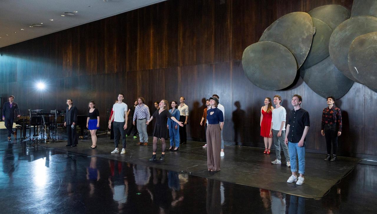 Alle Preisträger stehen in Abständen auf der Bühne im Foyer der Deutschen Oper Alle Preisträger stehen in Abständen auf der Bühne im Foyer der Deutschen Oper