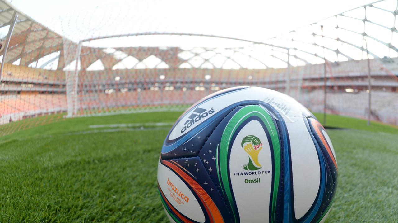 Ein Fußball liegt auf dem Rasen des Stadions in Manaus Ein Fußball liegt auf dem Rasen des Stadions in Manaus