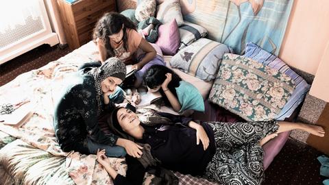 Aynur (Almila Bagriacik) im Kreise ihrer Schwestern; Szene aus "Nur eine Frau" von Sherry Hormann