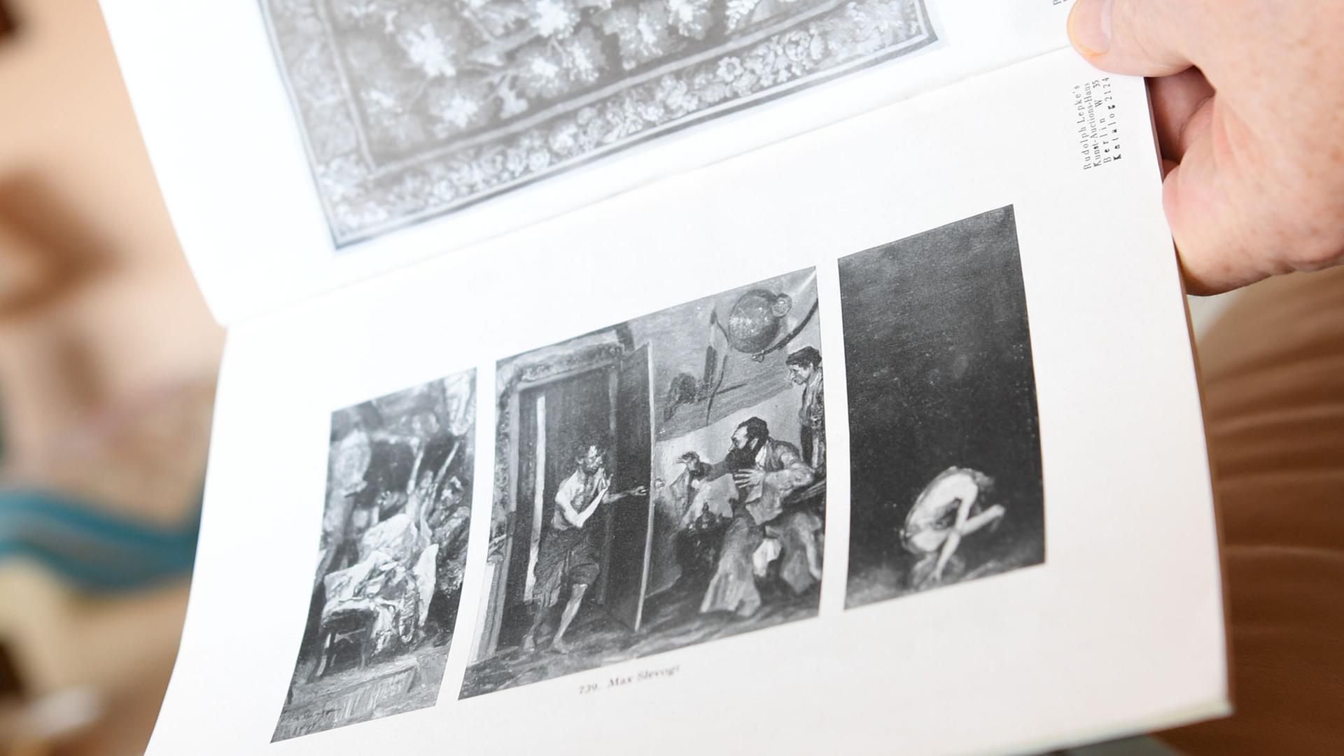 Bernhard Kosel zeigt einen Auktionskatalog von 1937, in dem Gemälde aus der Sammlung Fuchs angeboten werden. Bernhard Kosel zeigt einen Auktionskatalog von 1937, in dem Gemälde aus der Sammlung Fuchs angeboten werden.