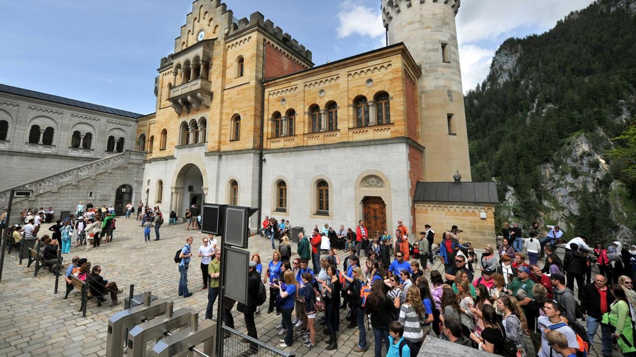 Touristen drängen sich am Einlass vor Schloss Neuschwanstein in Hohenschwangau (Schwaben). Touristen drängen sich am Einlass vor Schloss Neuschwanstein in Hohenschwangau (Schwaben).