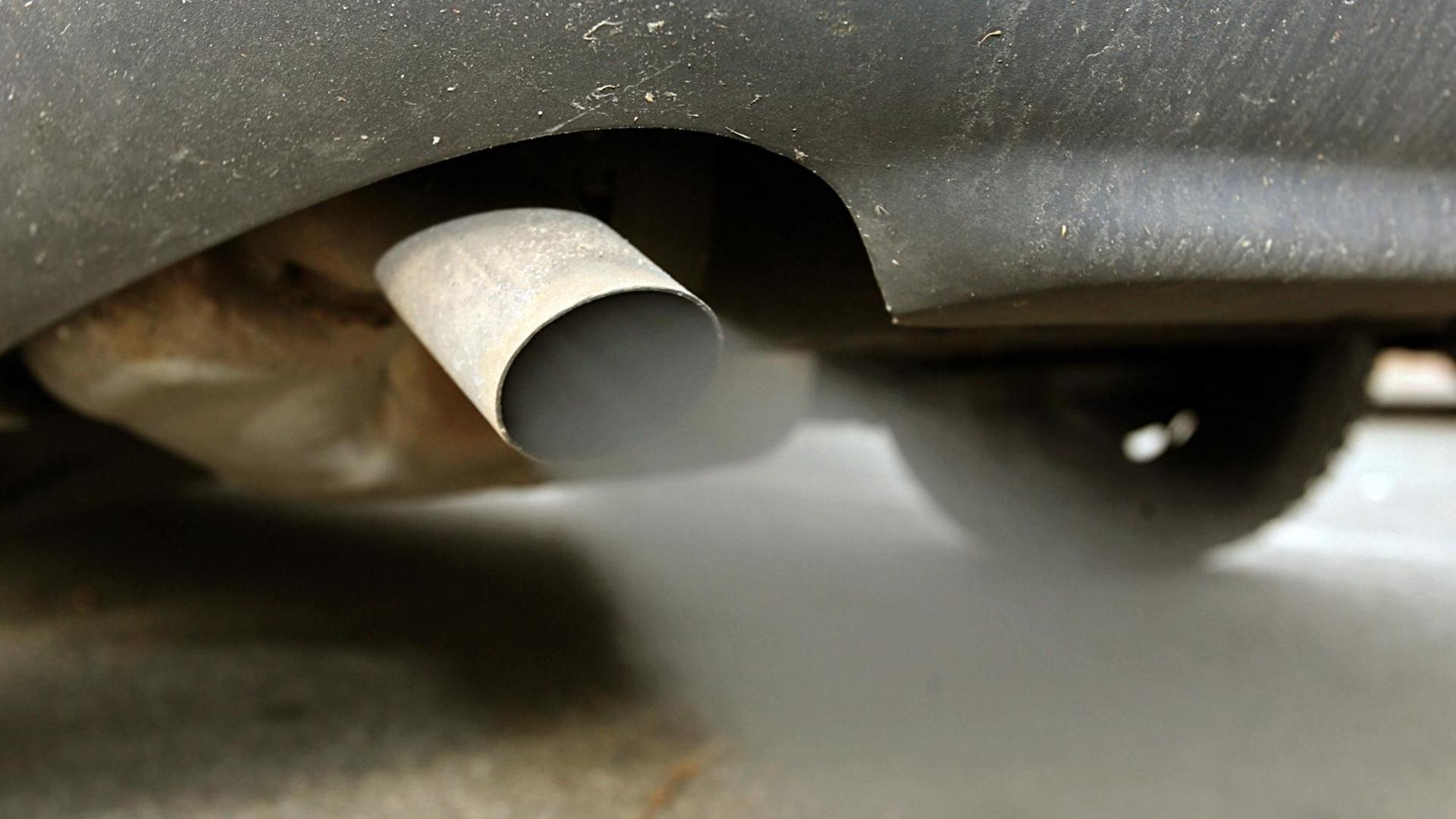 Schadstoffe werden am Montag (19.02.2007) in Glinde (Kreis Stormarn) aus dem Auspuff eine Kraftfahrzeugs gepustet. Die große Koalition will unter dem Eindruck des weltweiten Klimawandels Autos künftig nicht mehr nach ihrem Hubraum, sondern nach ihrem Ausstoß an Schadstoffen besteuern. Schadstoffe werden am Montag (19.02.2007) in Glinde (Kreis Stormarn) aus dem Auspuff eine Kraftfahrzeugs gepustet. Die große Koalition will unter dem Eindruck des weltweiten Klimawandels Autos künftig nicht mehr nach ihrem Hubraum, sondern nach ihrem Ausstoß an Schadstoffen besteuern.