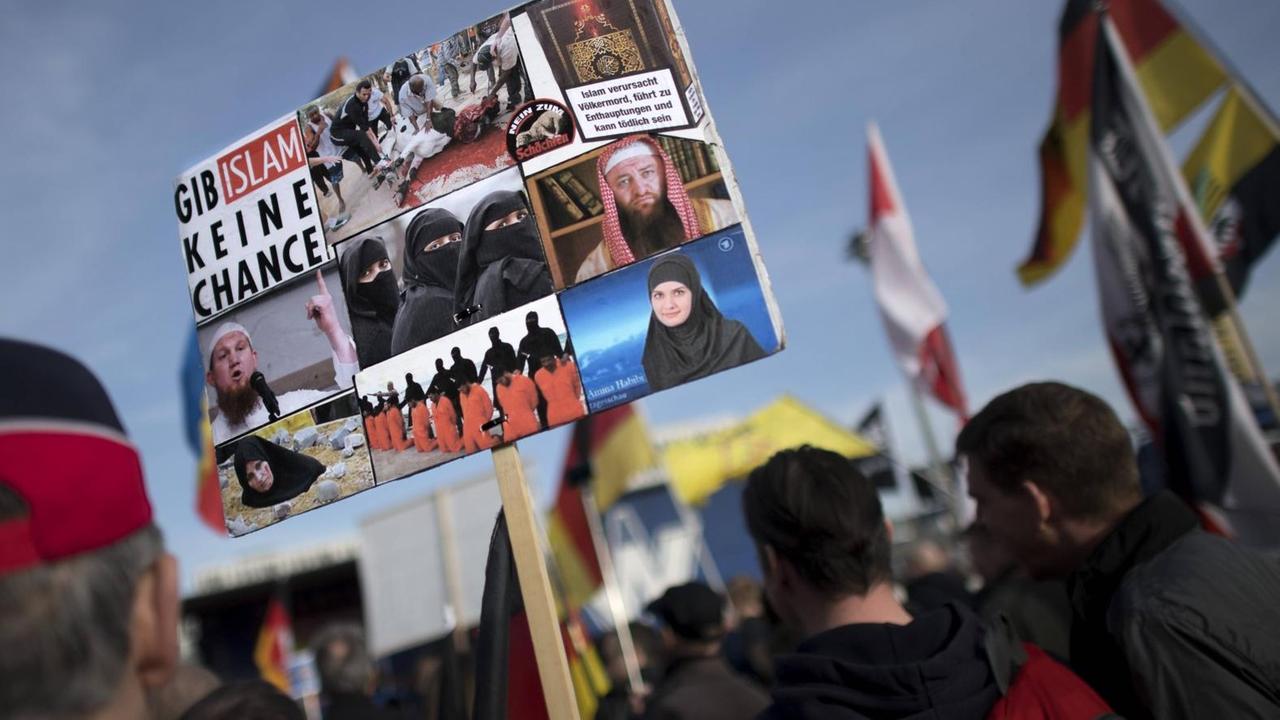 Demonstranten mit Plakat "Gib Islam Keine Chance". Demonstranten mit Plakat "Gib Islam Keine Chance".