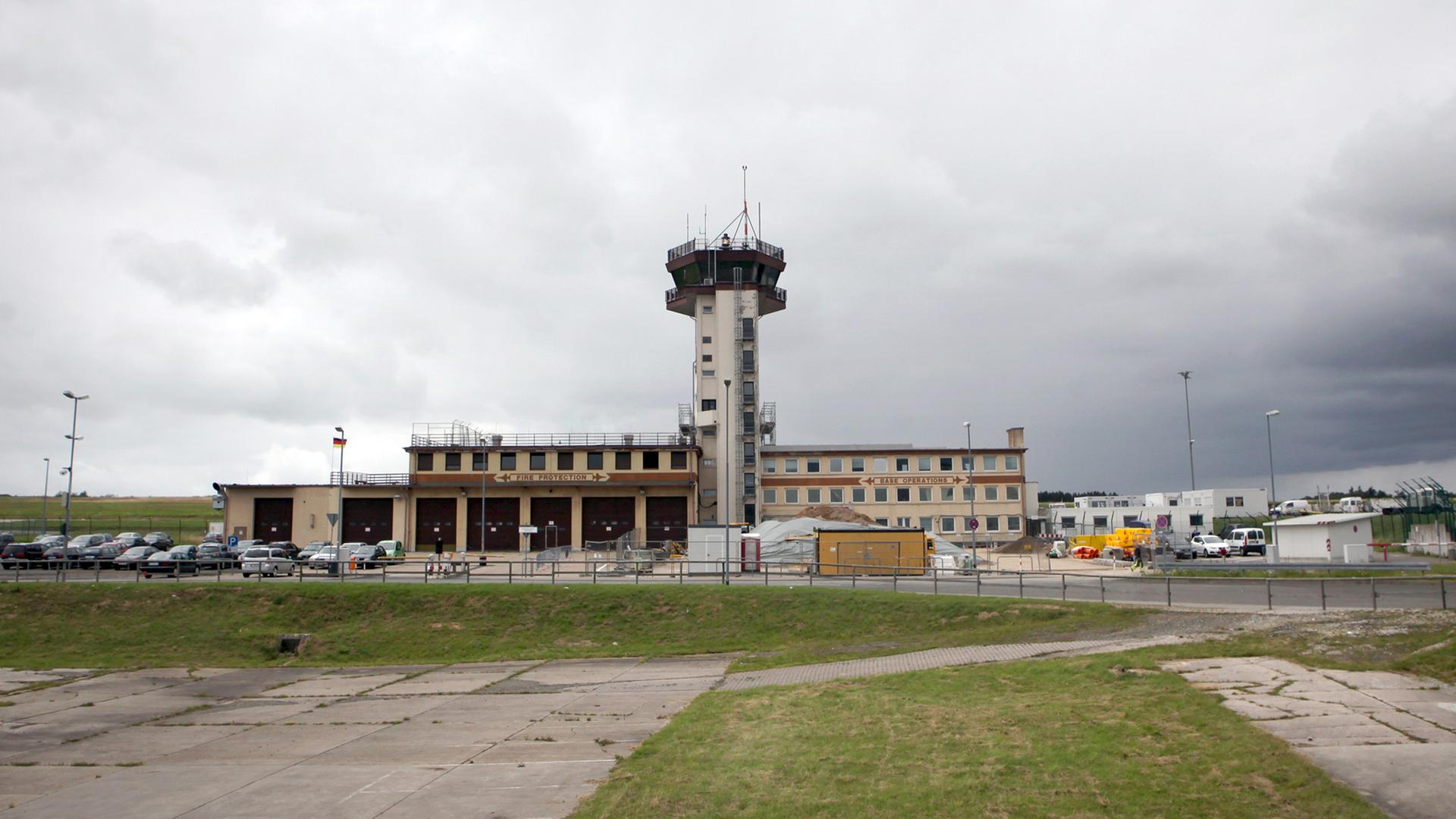 Der Tower vom Flughafen Frankfurt-Hahn in Lautzenhausen, aufgenommen 2012 Der Tower vom Flughafen Frankfurt-Hahn in Lautzenhausen, aufgenommen 2012