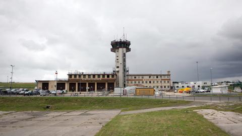 Der Tower vom Flughafen Frankfurt-Hahn in Lautzenhausen, aufgenommen 2012
