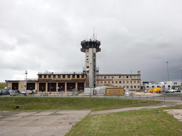 Der Tower vom Flughafen Frankfurt-Hahn in Lautzenhausen, aufgenommen 2012