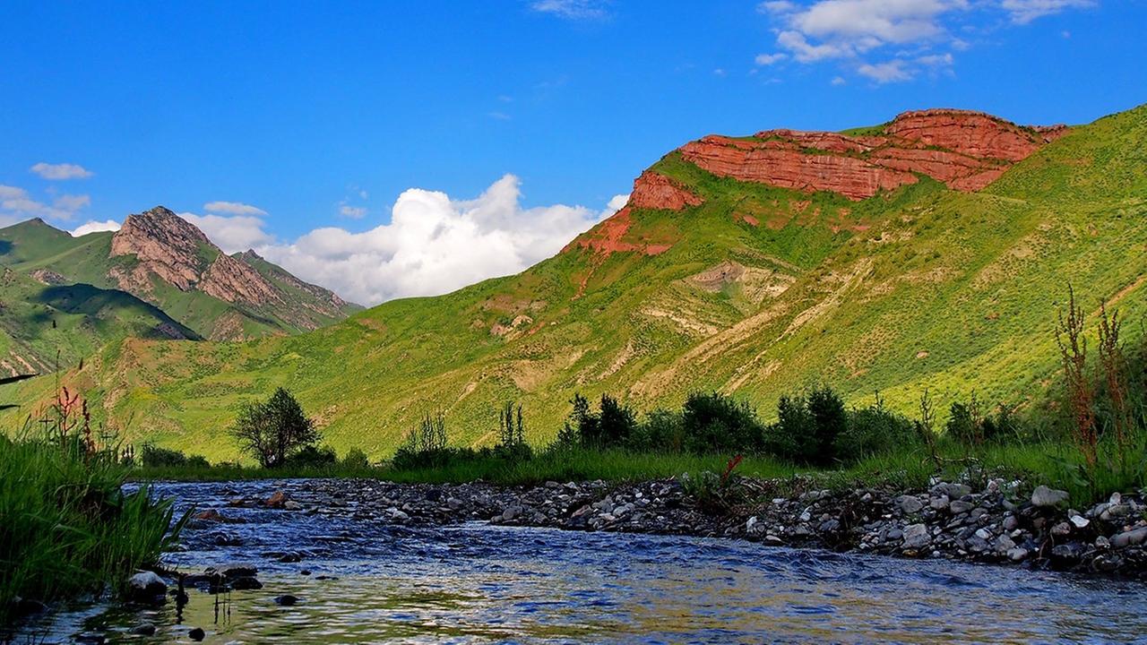 Berge und Flüsse prägen die Landschaft Kirgisistans. Berge und Flüsse prägen die Landschaft Kirgisistans.