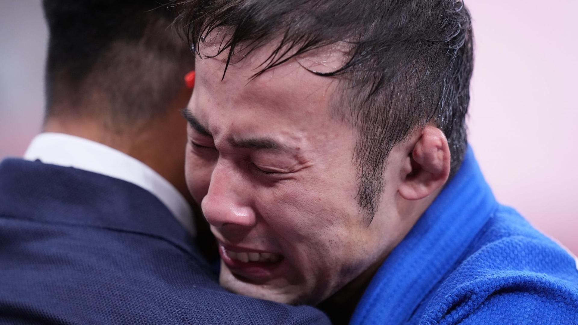 Judoka Takato Naohisa weint nach einem Judo-Olympiasieg. Judoka Takato Naohisa weint nach einem Judo-Olympiasieg.