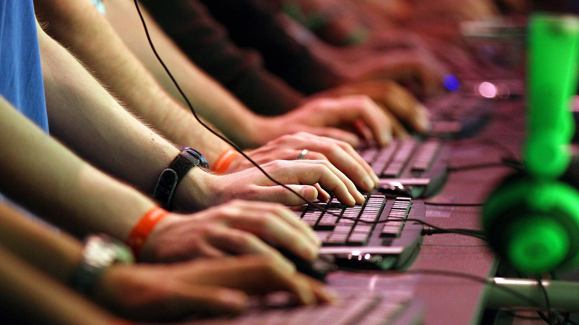 Messebesucher stehen 2011 in Köln auf der Gamescom an Computertastaturen. Messebesucher stehen 2011 in Köln auf der Gamescom an Computertastaturen.