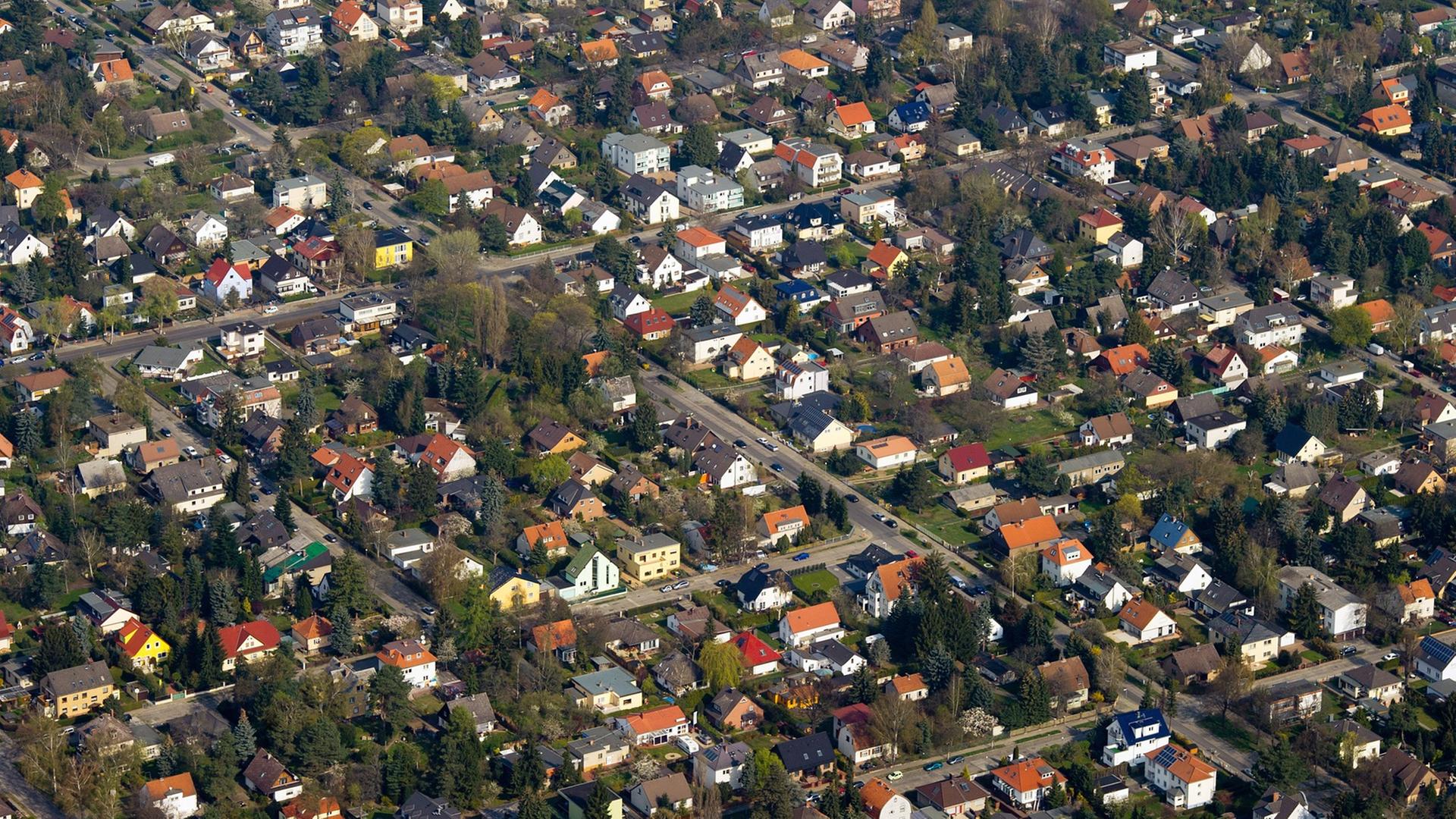 Das Luftbild zeigt eine große Einfamilienhaussiedlung am südlichen Berliner Stadtring, aufgenommen am 19.04.2012. Das Luftbild zeigt eine große Einfamilienhaussiedlung am südlichen Berliner Stadtring, aufgenommen am 19.04.2012.