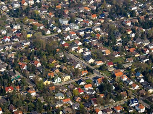 Das Luftbild zeigt eine große Einfamilienhaussiedlung am südlichen Berliner Stadtring, aufgenommen am 19.04.2012.
