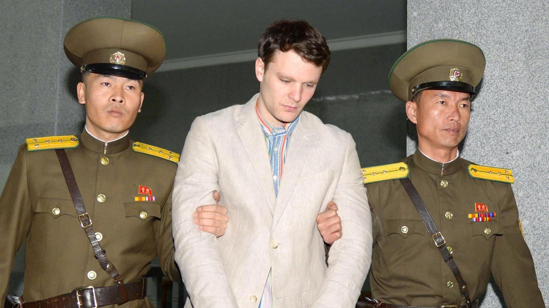 Der amerikanische Student Otto Warmbier bei seiner Verurteilung zu 15 Jahren Zwangsarbeit in Nordkorea im Gerichtssaal in Pjöngjang am 16. März 2016. Der amerikanische Student Otto Warmbier bei seiner Verurteilung zu 15 Jahren Zwangsarbeit in Nordkorea im Gerichtssaal in Pjöngjang am 16. März 2016.