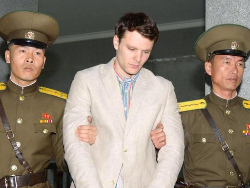 Der amerikanische Student Otto Warmbier bei seiner Verurteilung zu 15 Jahren Zwangsarbeit in Nordkorea im Gerichtssaal in Pjöngjang am 16. März 2016.