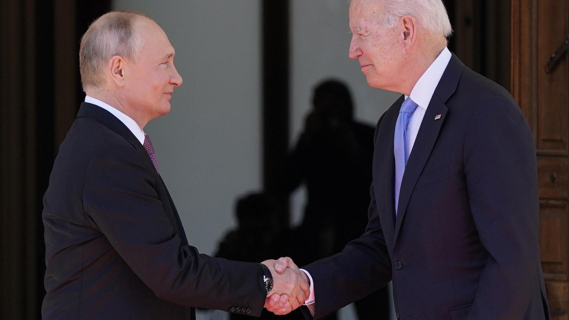 Russlands Präsident Wladimir Putin und US-Präsident Joe Biden geben sich bei ihrem Treffen in Genf die Hand