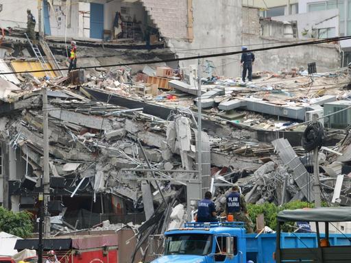 Helfer suchen in den Trümmern eines vom Erdbeben beschädigten Hauses nach Verschütteten. Das Beben in Mexiko-Stadt hatte eine Stärke von 7,1 auf der Richterskala.