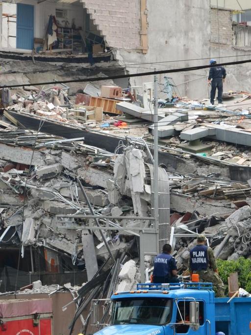 Helfer suchen in den Trümmern eines vom Erdbeben beschädigten Hauses nach Verschütteten. Das Beben in Mexiko-Stadt hatte eine Stärke von 7,1 auf der Richterskala.
