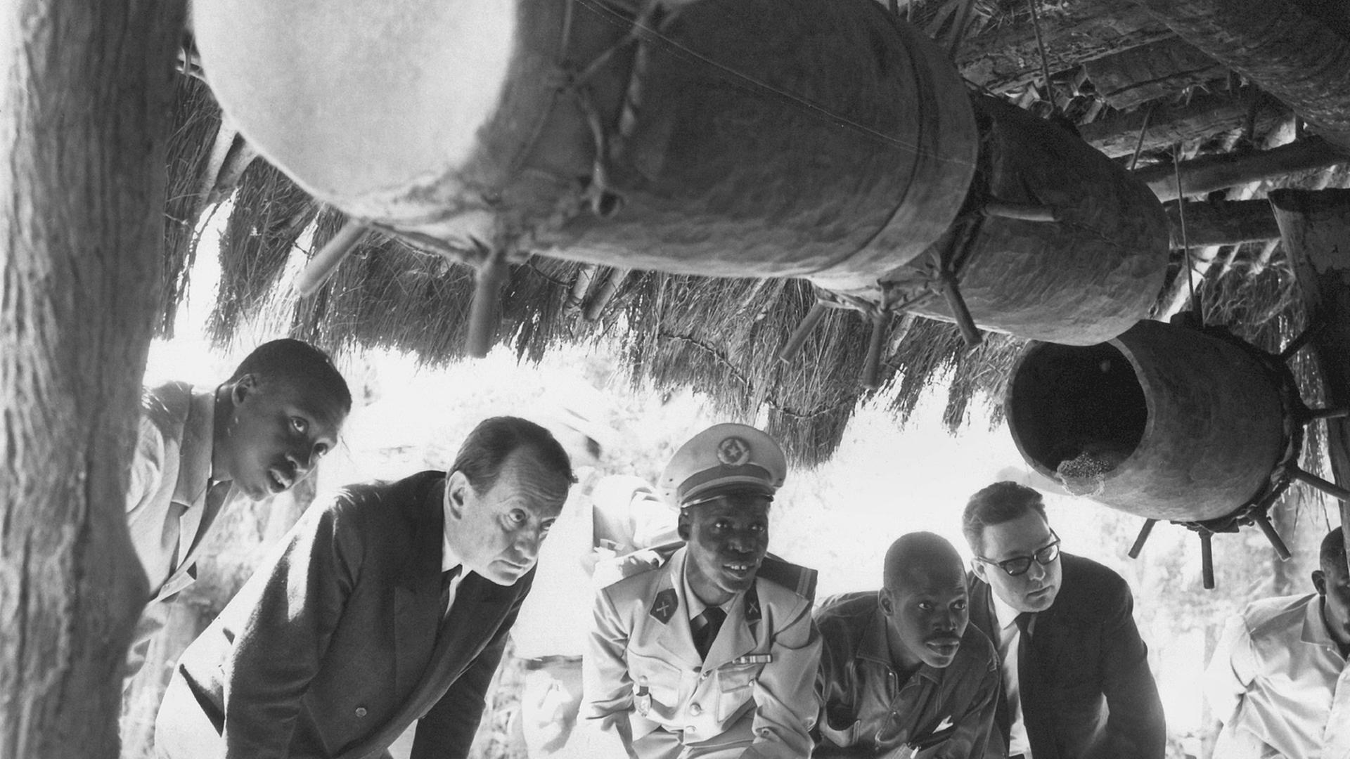 Der französische Schriftsteller und Politiker André Malraux (2.v.l.) betrachtet während eines Kunstfestivals im April 1966 in Dakar (Senegal) Trommeln. Der französische Schriftsteller und Politiker André Malraux (2.v.l.) betrachtet während eines Kunstfestivals im April 1966 in Dakar (Senegal) Trommeln.