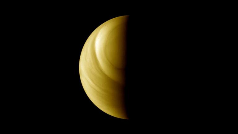 Unser Nachbarplanet Venus ist in dicke Wolken gehüllt, die viel Sonnenlicht reflektieren 