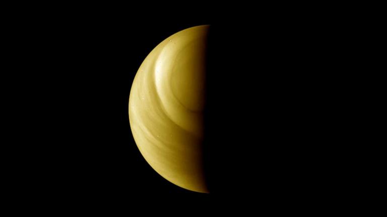 Unser Nachbarplanet Venus ist in dicke Wolken gehüllt, die viel Sonnenlicht reflektieren Unser Nachbarplanet Venus ist in dicke Wolken gehüllt, die viel Sonnenlicht reflektieren