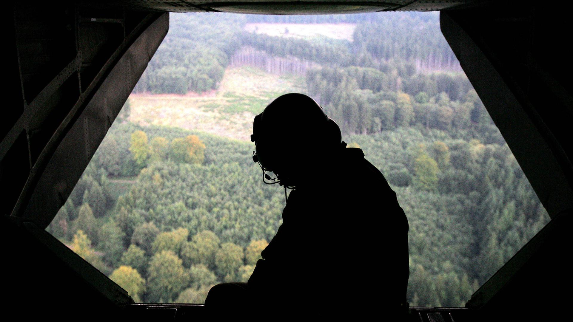 Soldaten, die mit schweren Traumata aus dem Auslandseinsatz kommen, sind oft mit den seelischen Folgen alleine. Soldaten, die mit schweren Traumata aus dem Auslandseinsatz kommen, sind oft mit den seelischen Folgen alleine.