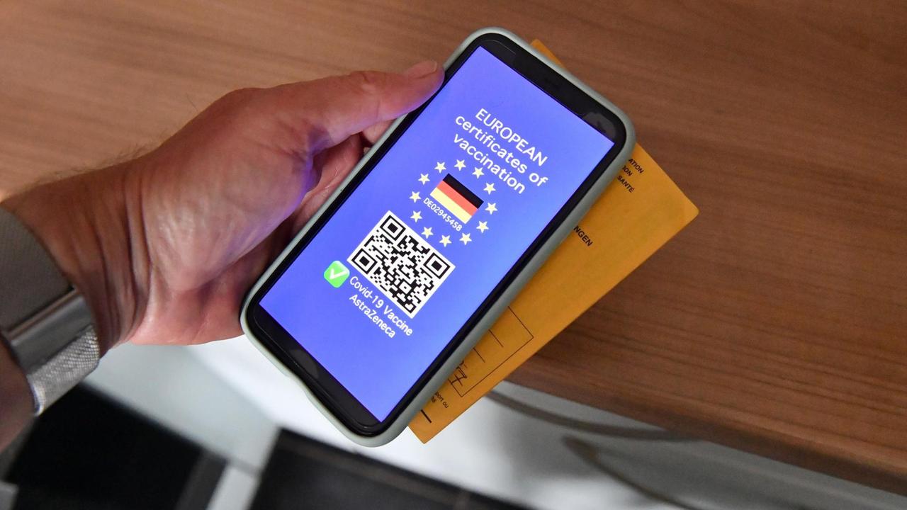 Ein europaweit anerkannter Nachweis soll Geimpften bald weitgehende Freiheiten ermöglichen. (Symbolfoto) Ein europaweit anerkannter Nachweis soll Geimpften bald weitgehende Freiheiten ermöglichen. (Symbolfoto)
