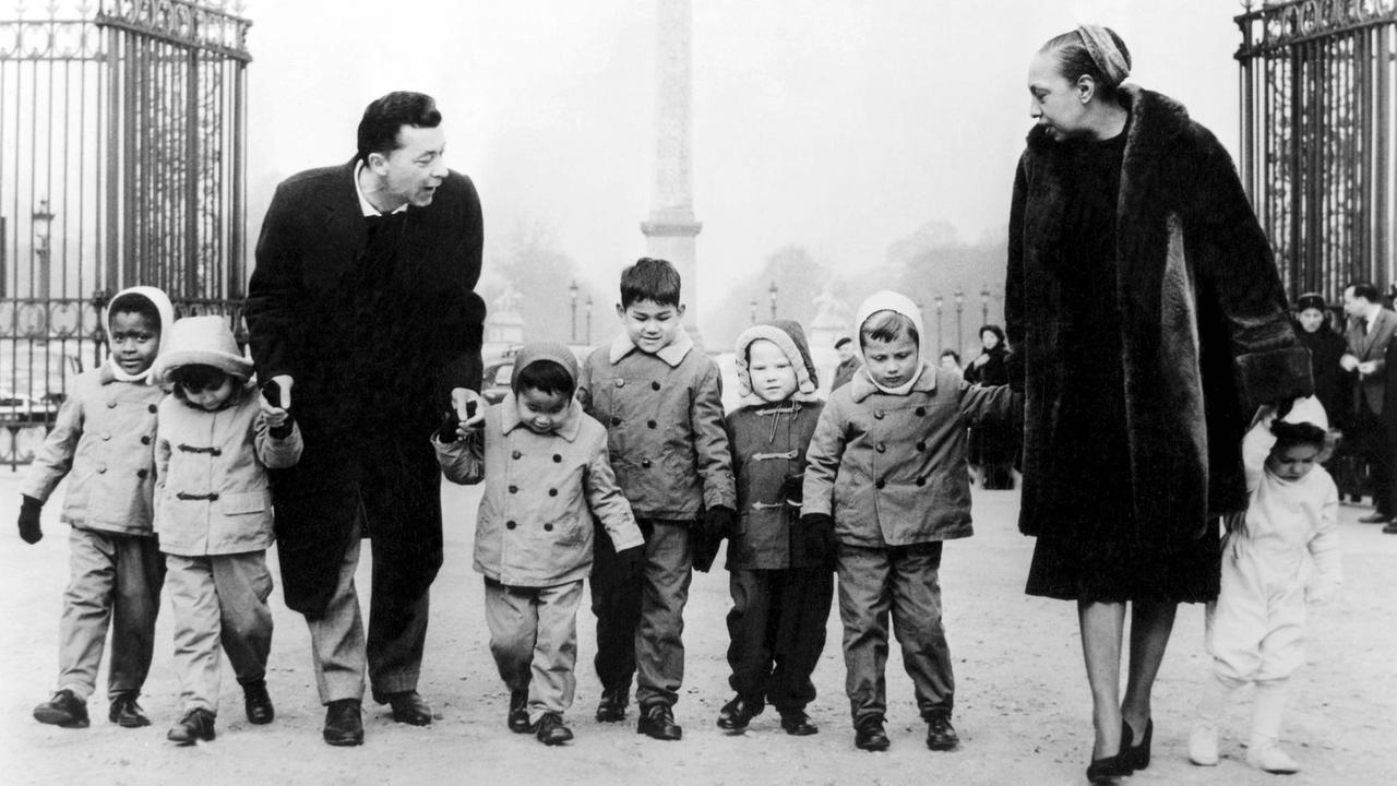 Josephine Baker mit ihren Kindern und ihrem Ehemann Jo Bouillon. 1959 in Paris. Josephine Baker mit ihren Kindern und ihrem Ehemann Jo Bouillon. 1959 in Paris.