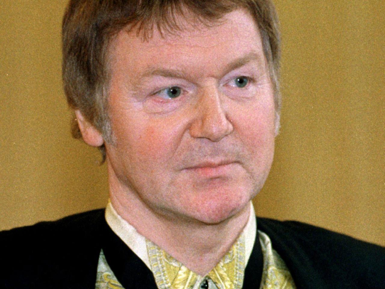 Der Drogeriekettenbesitzer Anton Schlecker am 25.2.1999 im Landgericht Ulm. Am dritten Verhandlungstag gegen drei Angeklagte sagte der Unternehmer als Zeuge im Prozeß um die Entführung seiner beiden Kinder im Jahr 1987 aus. Die Angeklagten hatten laut Anklage damals 9,6 Millionen Mark von dem Unternehmer erpreßt. Der Drogeriekettenbesitzer Anton Schlecker am 25.2.1999 im Landgericht Ulm. Am dritten Verhandlungstag gegen drei Angeklagte sagte der Unternehmer als Zeuge im Prozeß um die Entführung seiner beiden Kinder im Jahr 1987 aus. Die Angeklagten hatten laut Anklage damals 9,6 Millionen Mark von dem Unternehmer erpreßt.