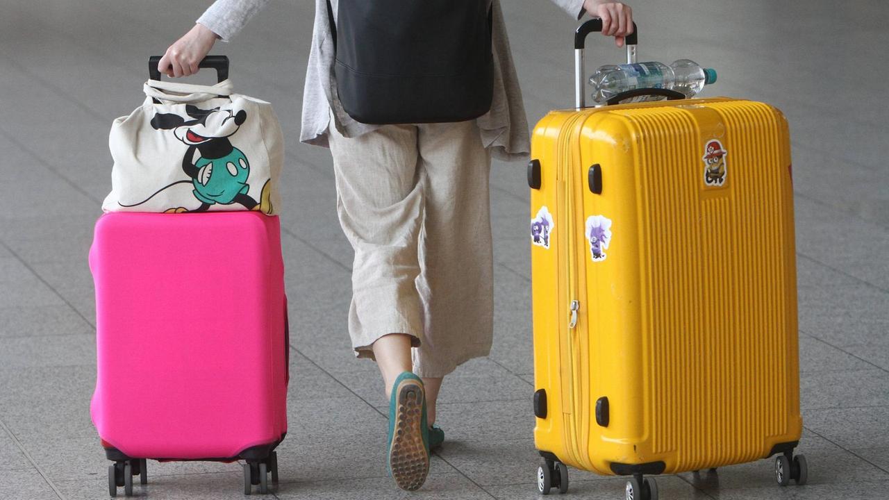 Der Flugverkehr ist durch die Coronakrise fast völlig zum Erliegen gekommen: bis auf eine einsame Reisende mit zwei großen Koffern menschenleeres Terminal 1 in der Abflughalle B im Flughafen Frankfurt, Hessen, Deutschland *** Air traffic has almost come to a complete standstill due to the corona crisis except for one lonely traveller with two large suitcases deserted Terminal 1 in departure hall B at Frankfurt Airport, Hesse, Germany Der Flugverkehr ist durch die Coronakrise fast völlig zum Erliegen gekommen: bis auf eine einsame Reisende mit zwei großen Koffern menschenleeres Terminal 1 in der Abflughalle B im Flughafen Frankfurt, Hessen, Deutschland *** Air traffic has almost come to a complete standstill due to the corona crisis except for one lonely traveller with two large suitcases deserted Terminal 1 in departure hall B at Frankfurt Airport, Hesse, Germany