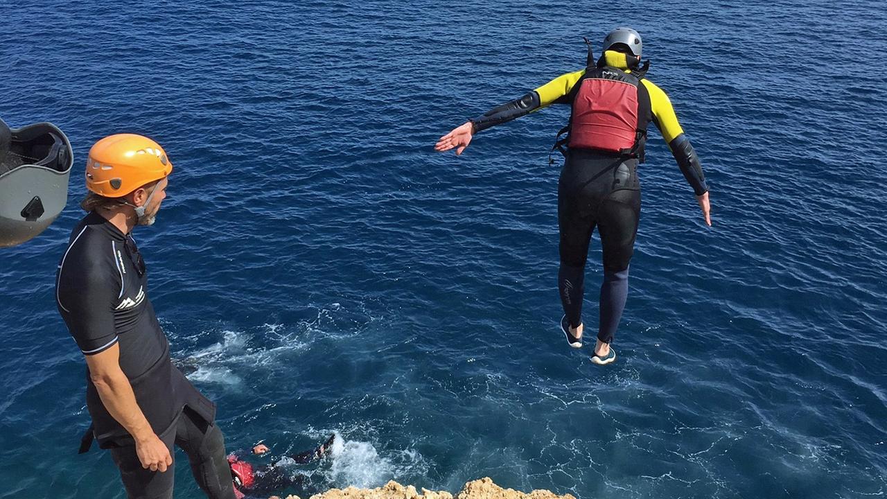 Coasteering an Mallorcas Klippen: Wanderführer Jose gibt den Thüringer Industriemonteuren Tipps zum richtigen Springen. Am wichtigsten ist die Körperspannung. Coasteering an Mallorcas Klippen: Wanderführer Jose gibt den Thüringer Industriemonteuren Tipps zum richtigen Springen. Am wichtigsten ist die Körperspannung.