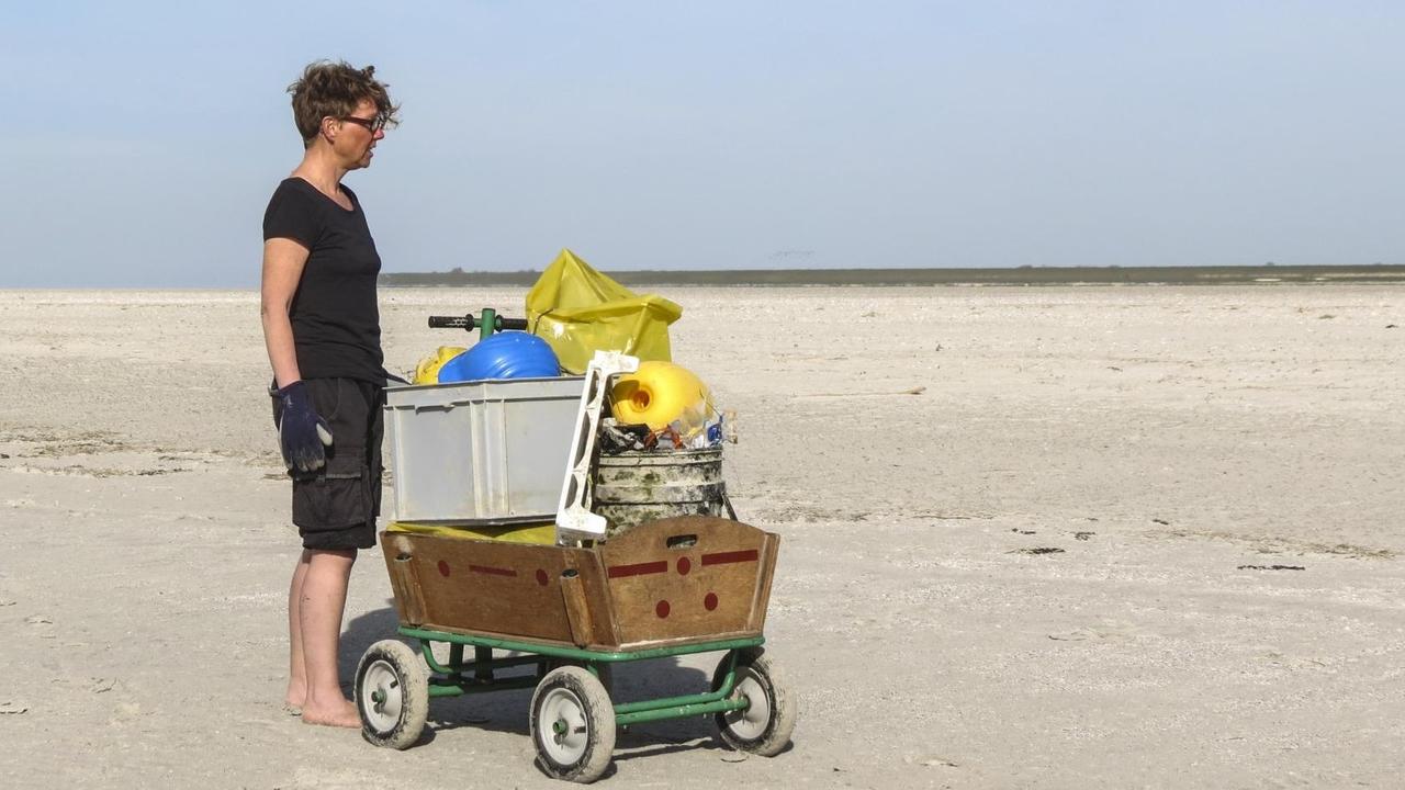 Jennifer Timrott vom Verein "Küste ggen Plastik" im Wattenmeer mit einer Karre voller Plastikmüll. Jennifer Timrott vom Verein "Küste ggen Plastik" im Wattenmeer mit einer Karre voller Plastikmüll.