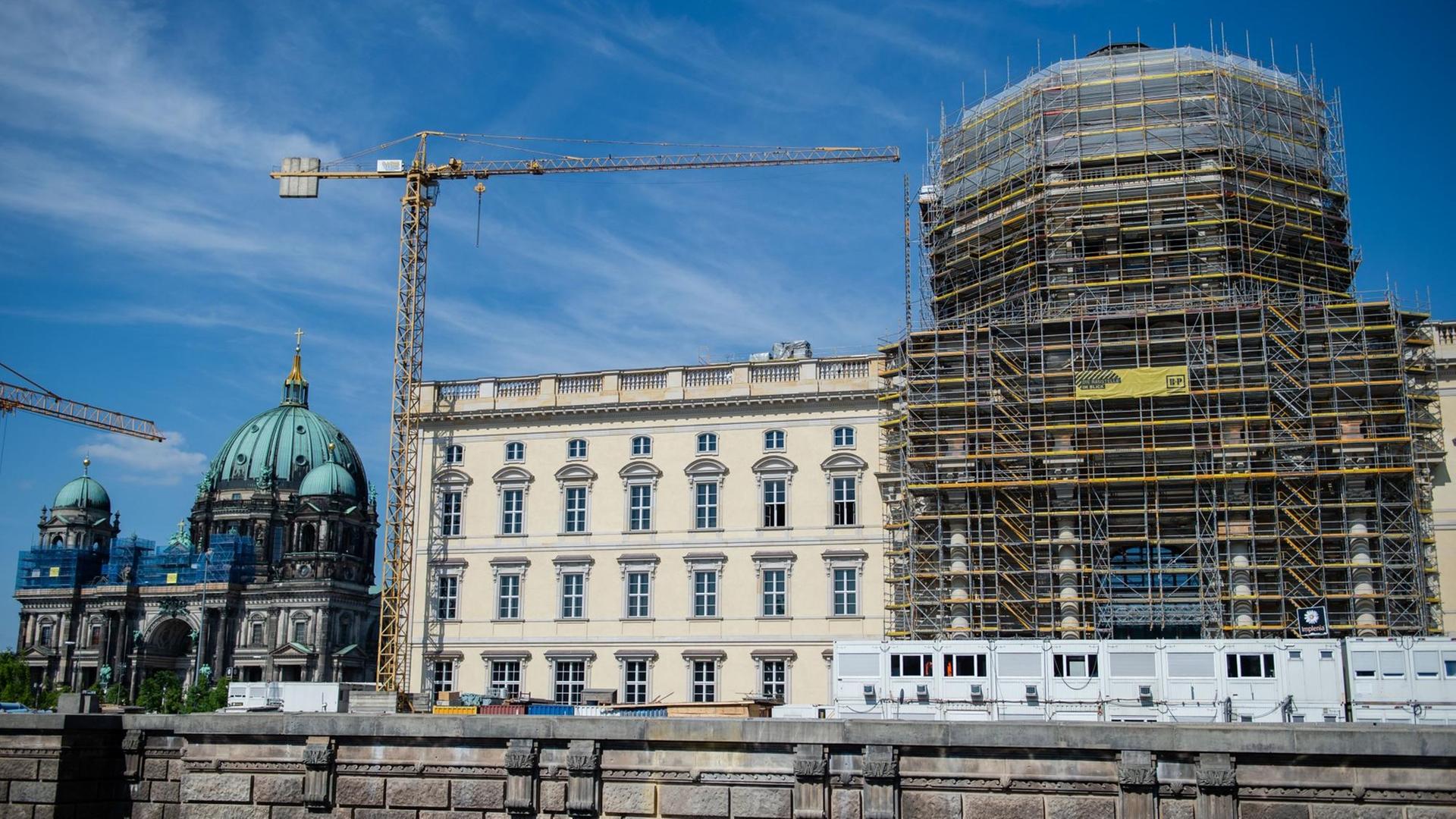 Humboldt Forum im neuen Berliner Schloss wird nicht wie geplant in diesem Jahr eröffnet. Es seien noch wichtige technische Fragen im wiederaufgebauten Hohenzollern-Schloss ungelöst. Humboldt Forum im neuen Berliner Schloss wird nicht wie geplant in diesem Jahr eröffnet. Es seien noch wichtige technische Fragen im wiederaufgebauten Hohenzollern-Schloss ungelöst.