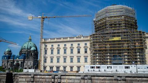 Humboldt Forum im neuen Berliner Schloss wird nicht wie geplant in diesem Jahr eröffnet. Es seien noch wichtige technische Fragen im wiederaufgebauten Hohenzollern-Schloss ungelöst.