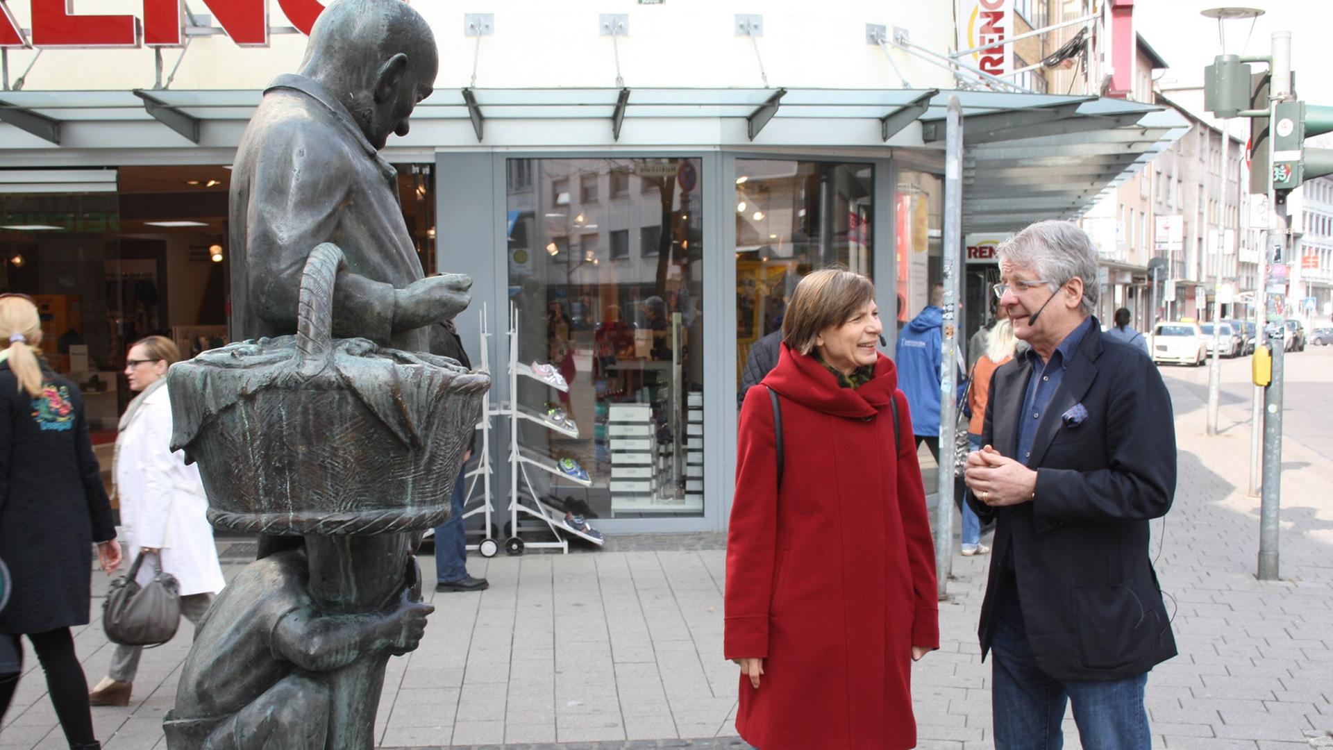 Marcel Reif und Renate Schönfelder am Kaiserslauterer Original - Der Brezel-Adam Marcel Reif und Renate Schönfelder am Kaiserslauterer Original - Der Brezel-Adam