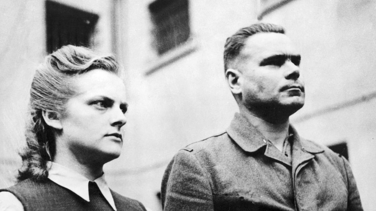 Der angeklagte ehemaligen Lagerleiter Josef Kramer und die Angeklagte Irma Grese vor dem Gefängnis in Celle. Vor dem britischen Gerichtshof mussten sich im Lüneburger Belsen-Prozess 1945 der Lagerleiter und die Wachmannschaft für den Tod von mehr als 50.000 Menschen in dem Konzentrationslager Bergen-Belsen verantworten. Am 20.11.1945 wurde über elf Angeklagte das Todesurteil verhängt. +++(c) dpa - Report+++ | Verwendung weltweit Der angeklagte ehemaligen Lagerleiter Josef Kramer und die Angeklagte Irma Grese vor dem Gefängnis in Celle. Vor dem britischen Gerichtshof mussten sich im Lüneburger Belsen-Prozess 1945 der Lagerleiter und die Wachmannschaft für den Tod von mehr als 50.000 Menschen in dem Konzentrationslager Bergen-Belsen verantworten. Am 20.11.1945 wurde über elf Angeklagte das Todesurteil verhängt. +++(c) dpa - Report+++ | Verwendung weltweit