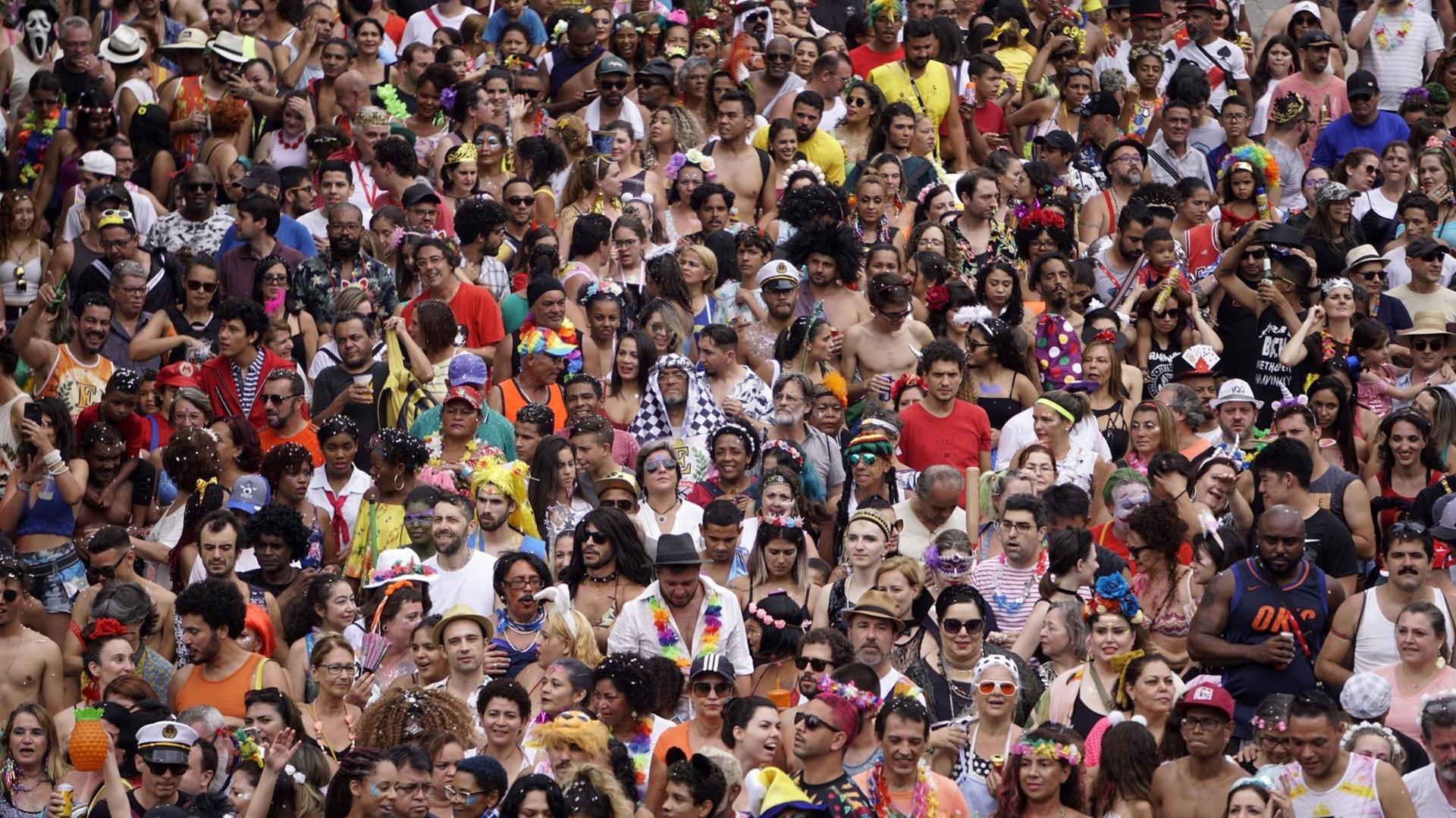 Tausende feiernde Menschen auf den Straßen von Sao Paulo